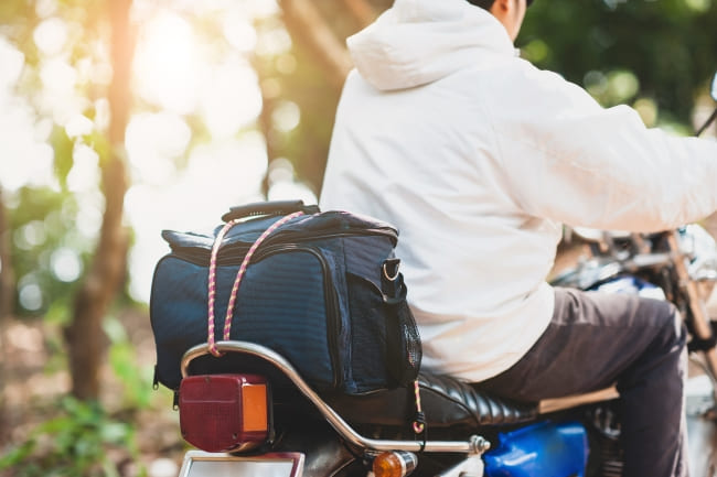 Consejos útiles para salir de viaje con portaequipajes en la moto
