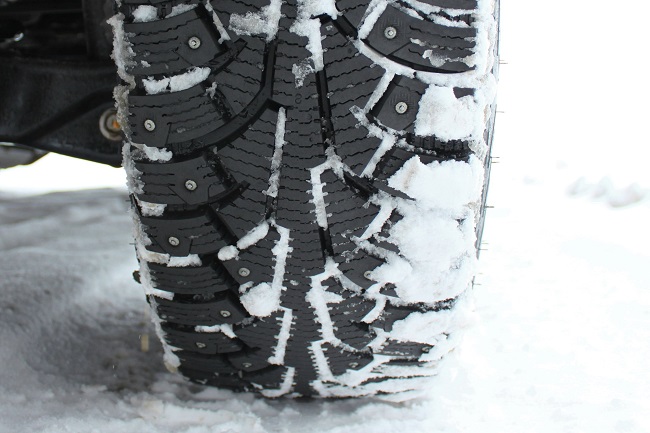 Conducir con neumáticos de verano en invierno está prohibido.