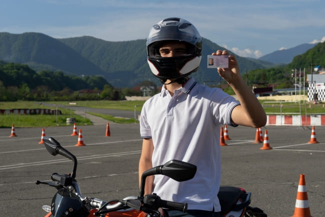 ¿El permiso A1 autoriza a conducir motocicletas con sidecar?