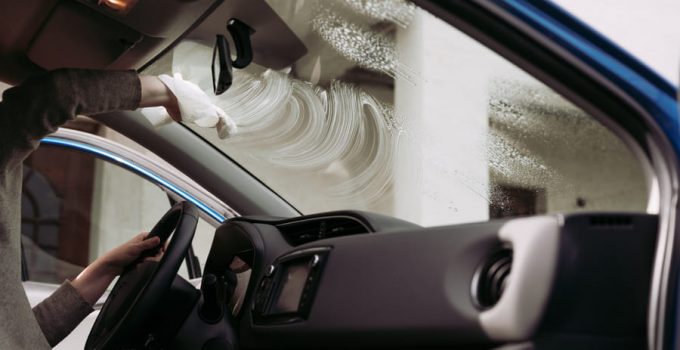 Cómo limpiar el parabrisas desde el interior del auto