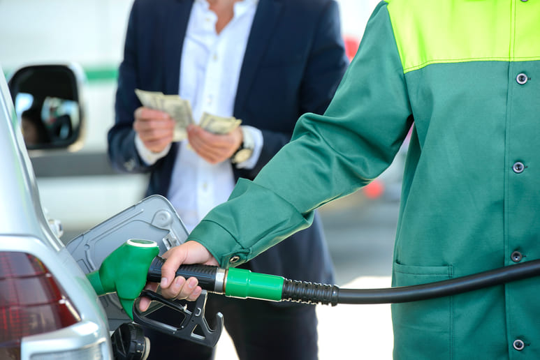 Κατανάλωση βενζίνης: συμβουλές για εξοικονόμηση και υπολογισμό εξόδων