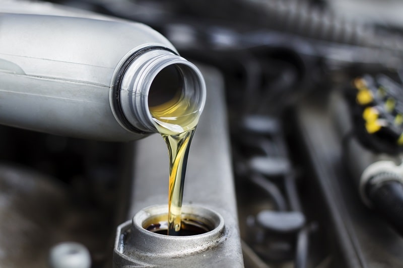 Óleo sintético vs óleo mineral: qual é o melhor óleo para o seu automóvel