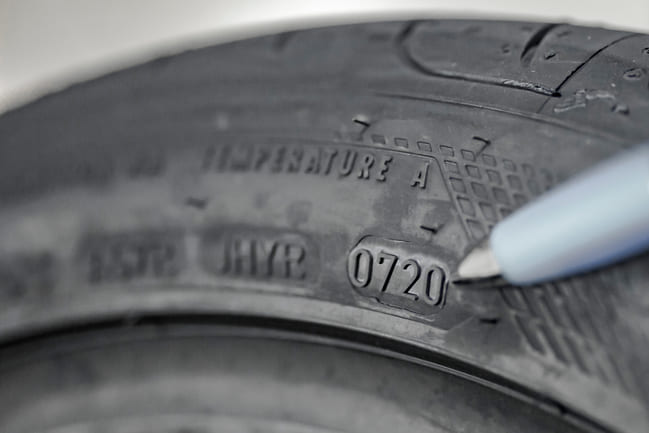 Saber a data de fabrico do pneu (DOT)