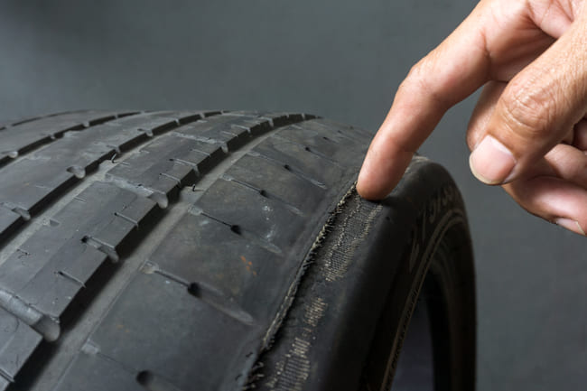 Sintomas do seu carro estar desalinhado: desgaste irregular ou rápido dos pneus