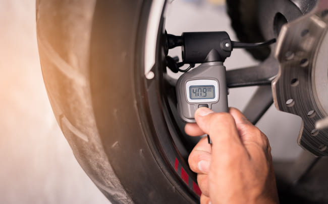 A inspeção e a calibragem correta de pneus de moto
