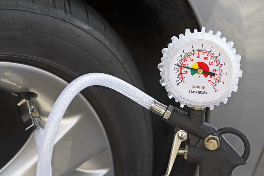 Aký je správny tlak v pneumatikách