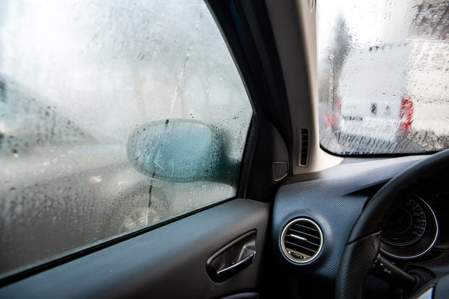 Čo spôsobuje zahmlievanie okien v aute?