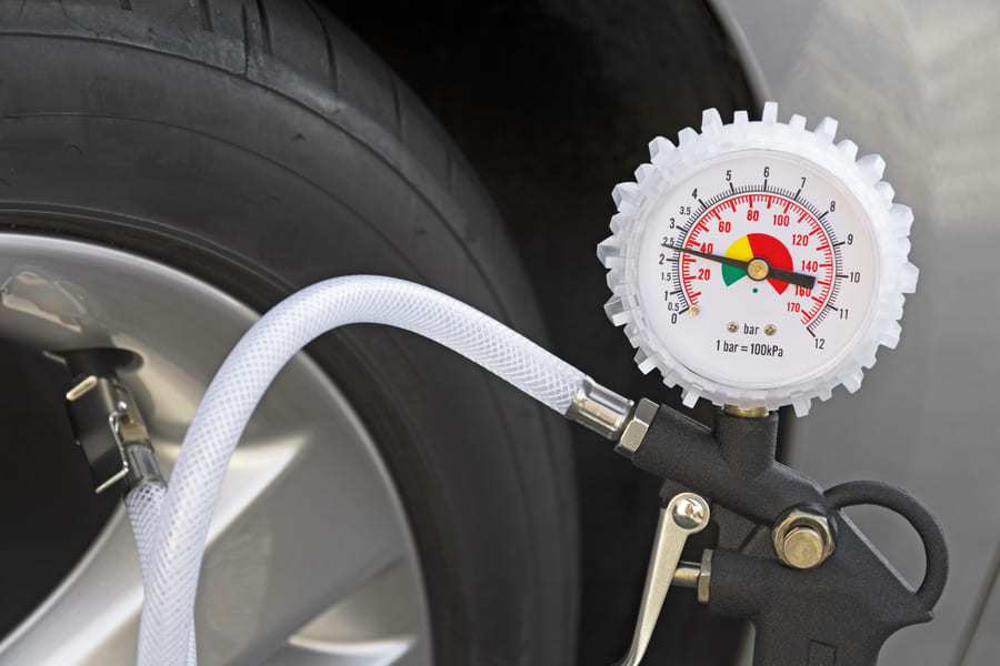 Jaký je správný tlak v pneumatikách