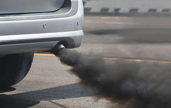 Lämpötila-anturin viat ja oireet: moottorista tuleva musta savu