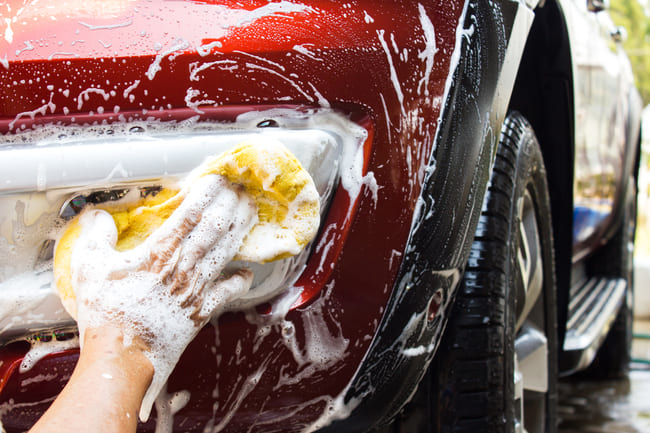 Pese auto käsin sopivalla autosaippualla