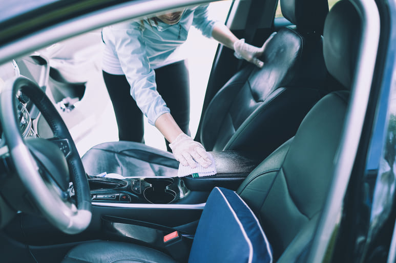 Kuinka puhdistaa auton sisätilat oikein? Vinkkejä ja suosituksia
