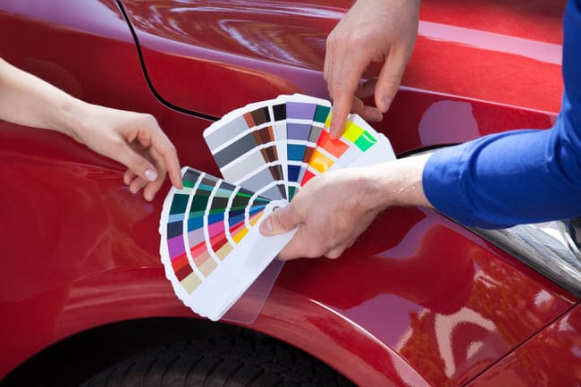 Auton maalauksen hintaan vaikuttavat monet eri asiat: maalin väri