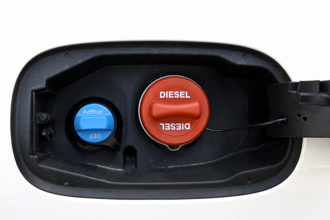 Dieselmoottoreissa käytetään AdBlue-nimistä lisäainetta.