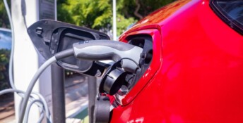 Bidirectioneel laden: wat het is, hoe het werkt en welke auto's het ondersteunen
