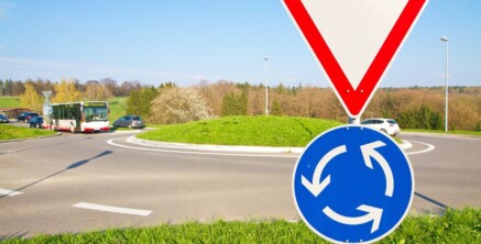 Richting aangeven op rotonde CBR: Complete gids voor slagen voor Nederlands rijexamen