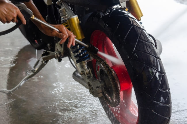 Come procedere per lavare la moto