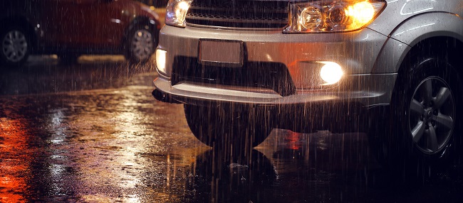 Importanti regole da rispettare quando si guida con la pioggia: accendere i fari