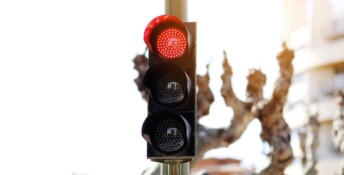 Multa per passaggio col semaforo rosso: sanzioni, definizione e registrazione