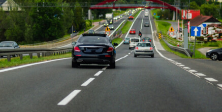 Vad skiljer en motortrafikled från en motorväg: skyltar, lägsta och högsta hastighet