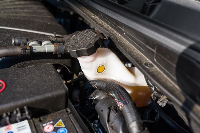 Как се обезвъздушават спирачките на автомобили с хидравлична помпа за подаване на спирачна течност