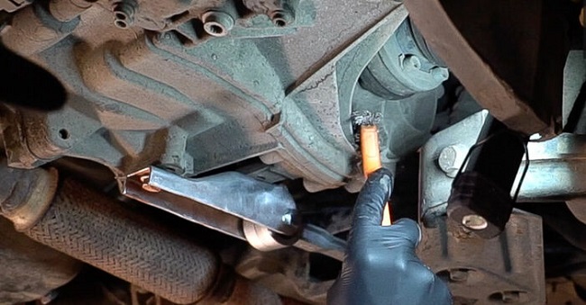 With a brake cleaner, remove dirt from the mounting seat of the pan or plug threads