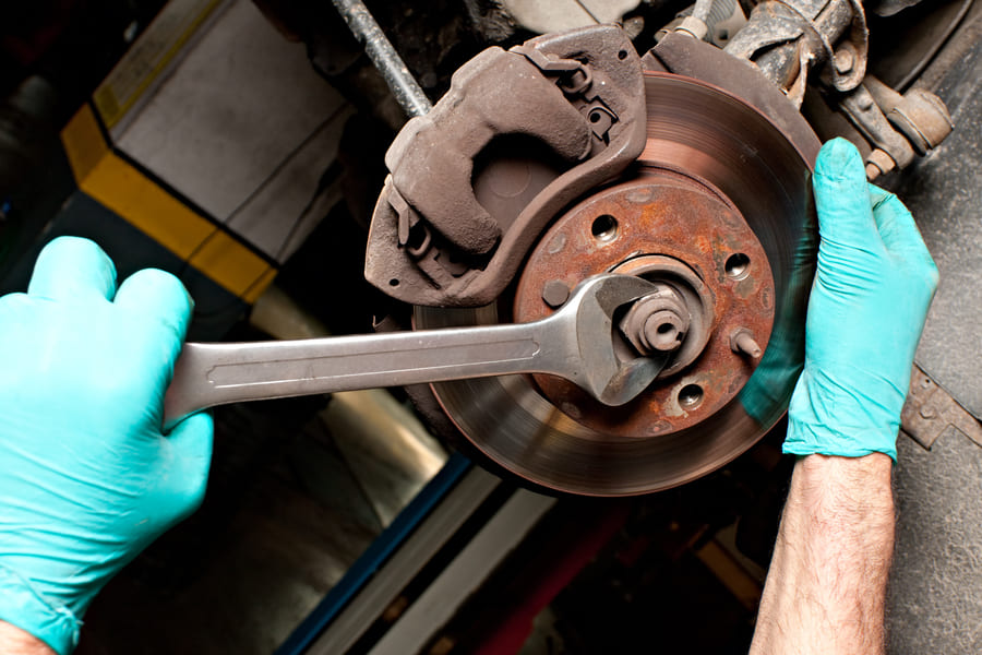 Brake discs' malfunctions: signs and causes