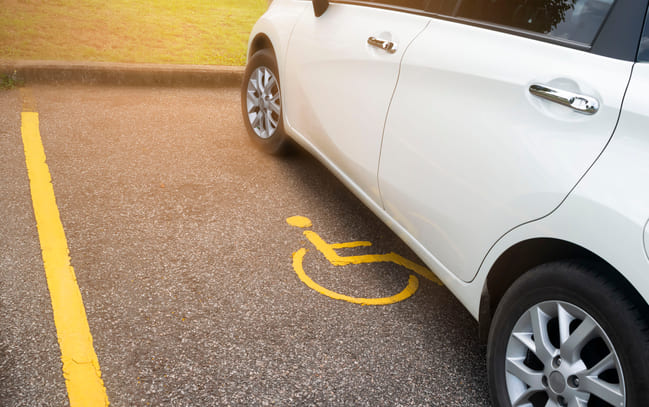 Parkowanie w miejscu przewidzianym dla osób niepełnosprawnych