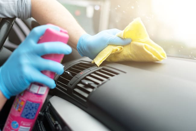Jak wyczyścić plastiki w samochodzie