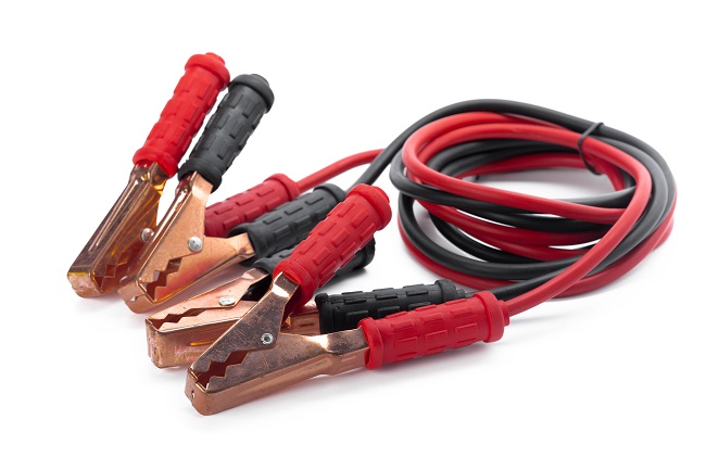 Kable rozruchowe pomogą Ci uruchomić silnik z innego samochodu, jeśli Twój akumulator jest całkowicie rozładowany.