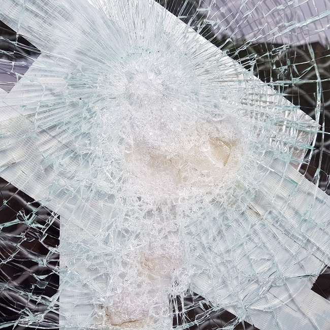 Kaj storiti, če se na vetrobranskem steklu pojavijo poškodbe