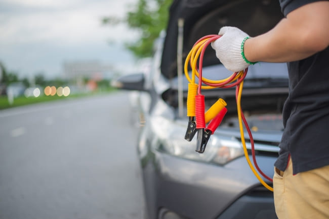 16 korakov za pravilen zagon vašega avtomobila z vžigalnimi kabli