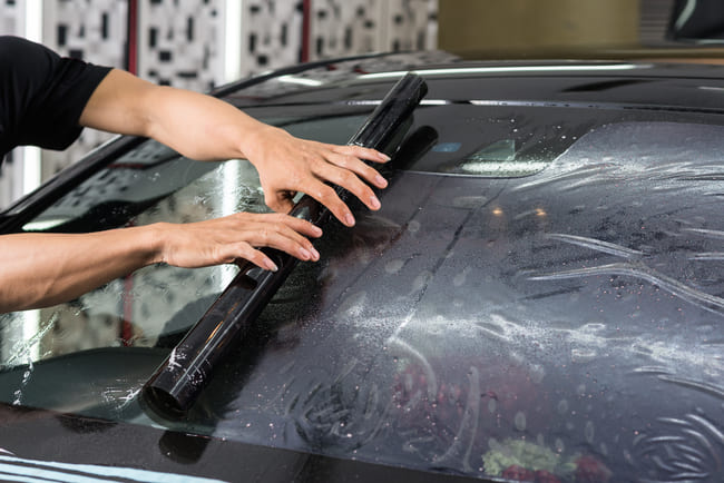 Warum Sie eine DIY-Tönung der Scheiben Ihres Fahrzeugs unterlassen sollten