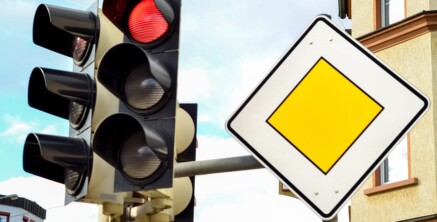 Was ist auf einer Vorfahrtstraße zu beachten?