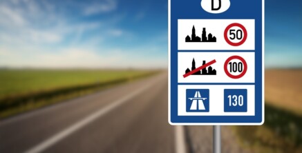 Welche Richtgeschwindigkeit gilt für PKWs und Motorräder auf Autobahnen