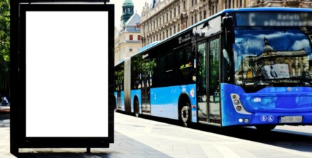 Wie verhalten Sie sich, wenn ein Bus an einer Haltestelle hält und das Warnblinklicht eingeschaltet ist?