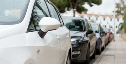 Wo dürfen Sie in Fahrtrichtung links parken?